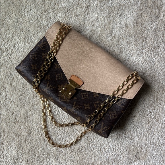 ✨GENUINE✨ LOUIS VUITTON Monogram Pallas Chain (Gold) in Crème - Picture 1 of 10